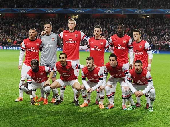 The Arsenal team gathers for a pre-game photo. Don't miss the live stream of Arsenal vs. Bayern Munich UCL match.